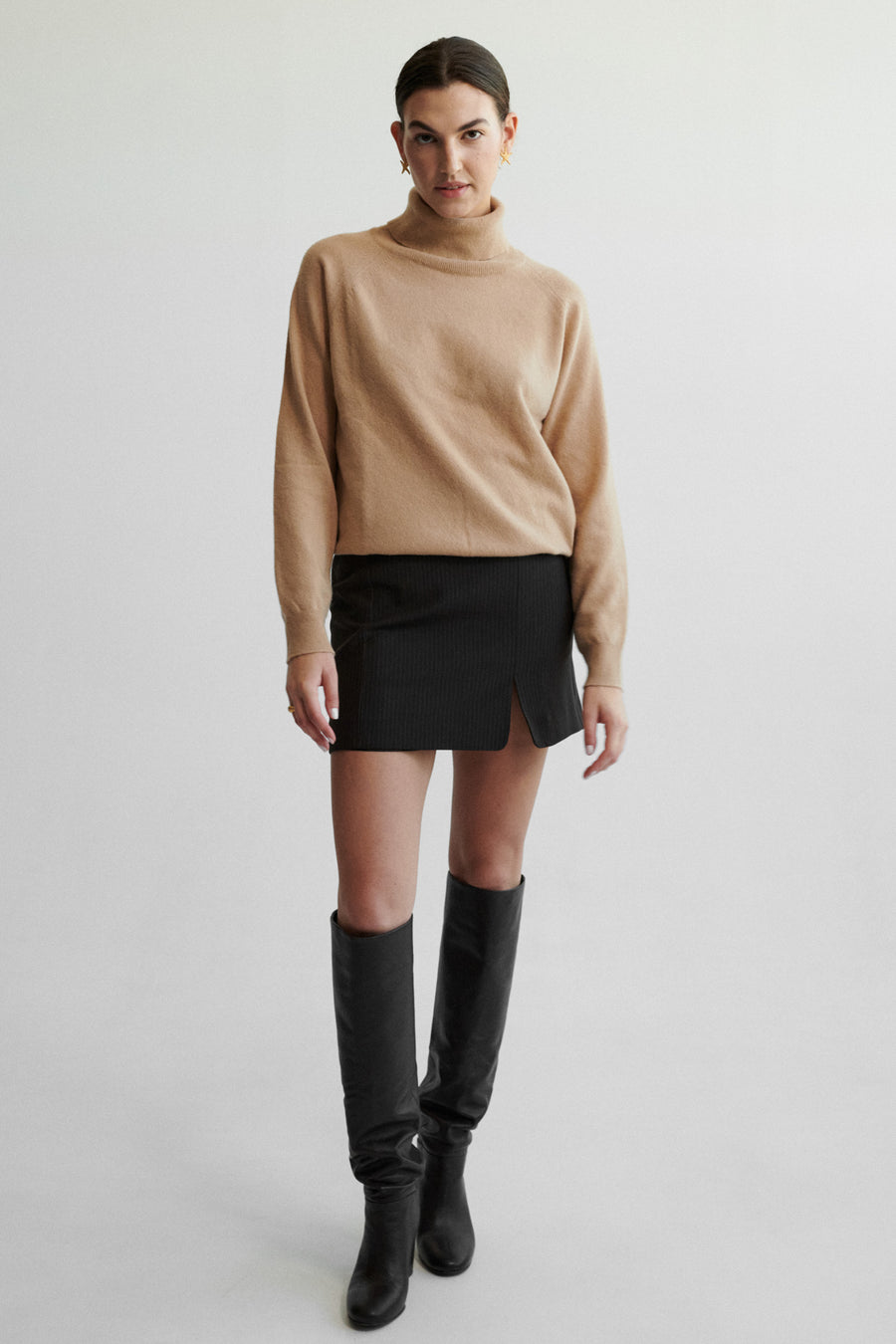 Skirt in virgin wool / 07 / 02 / calm brown *sweater-in-merino-wool-16-13-camel* ?the model is 179 cm tall and wears size XS?*