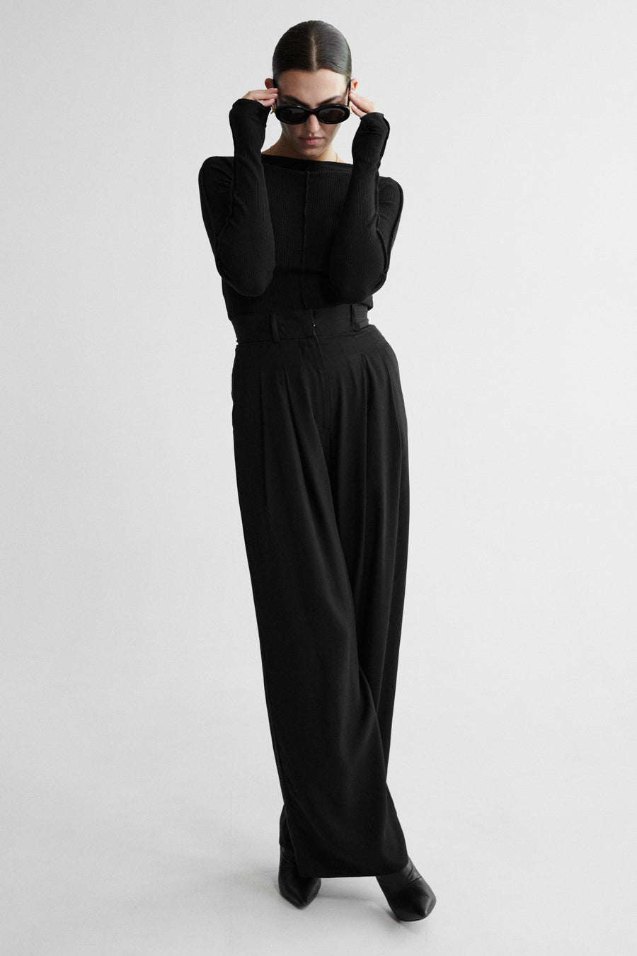 Longsleeve in organic cotton / 14 / 02 / onyx black *tencel-trousers-05-02-onyx-black* ?The model is 178 cm tall and wears size XS?