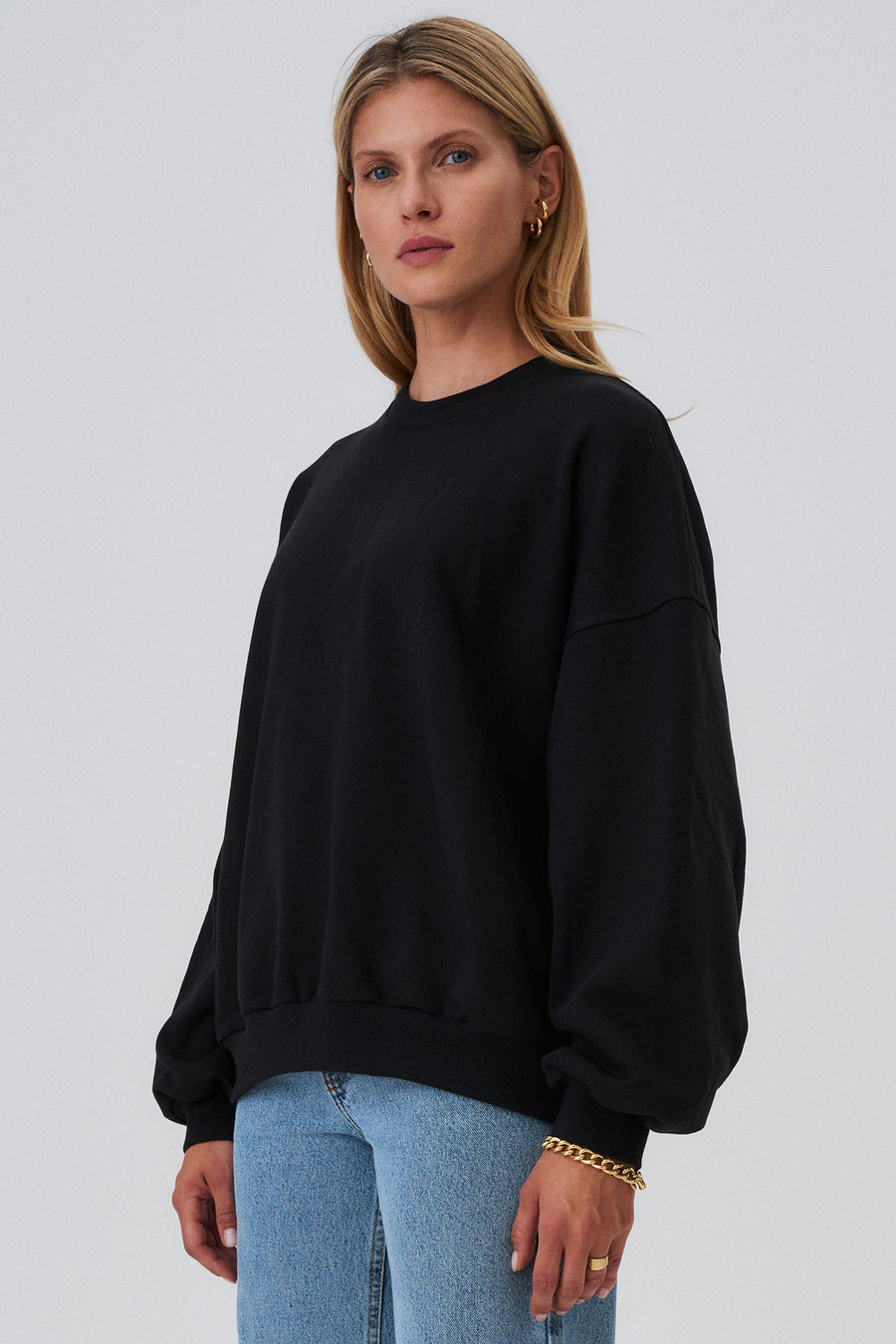 Sweatshirt in organic cotton / 17 / 12 / onyx black *cropped-jeans-from-recycled-cotton-05-12-light-indigo* ?The model is 177cm tall and wears size XS/S? |