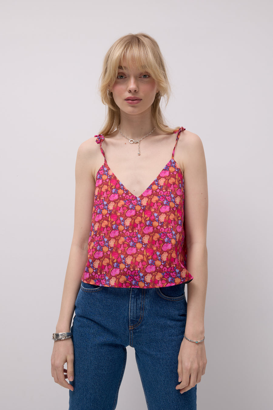 ?The model is 179cm tall and wears size XS?
?Jeans-from-recycled-cotton-05-18-medium-indigo*