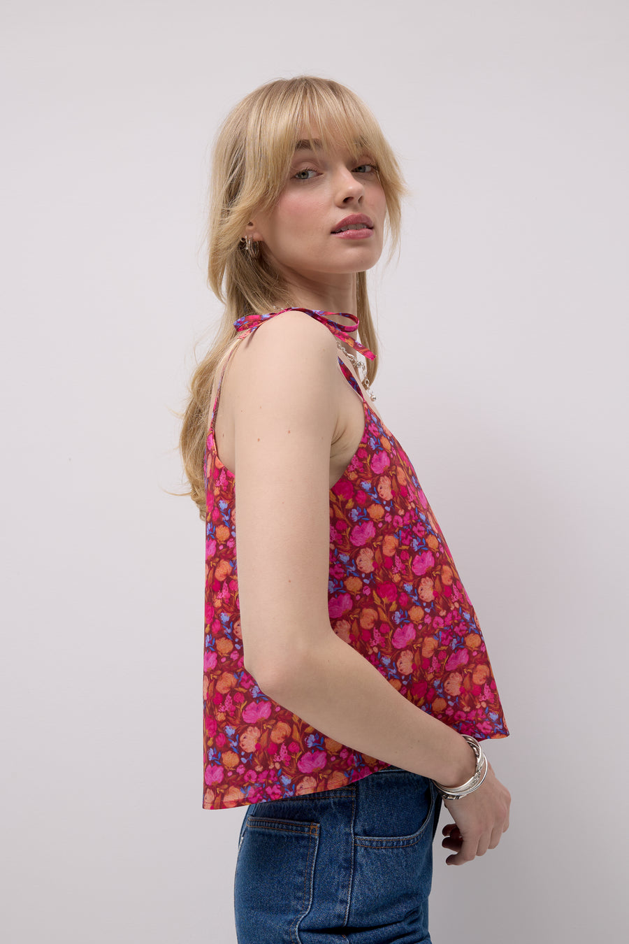 ?The model is 179cm tall and wears size XS?
?Jeans-from-recycled-cotton-05-18-medium-indigo*