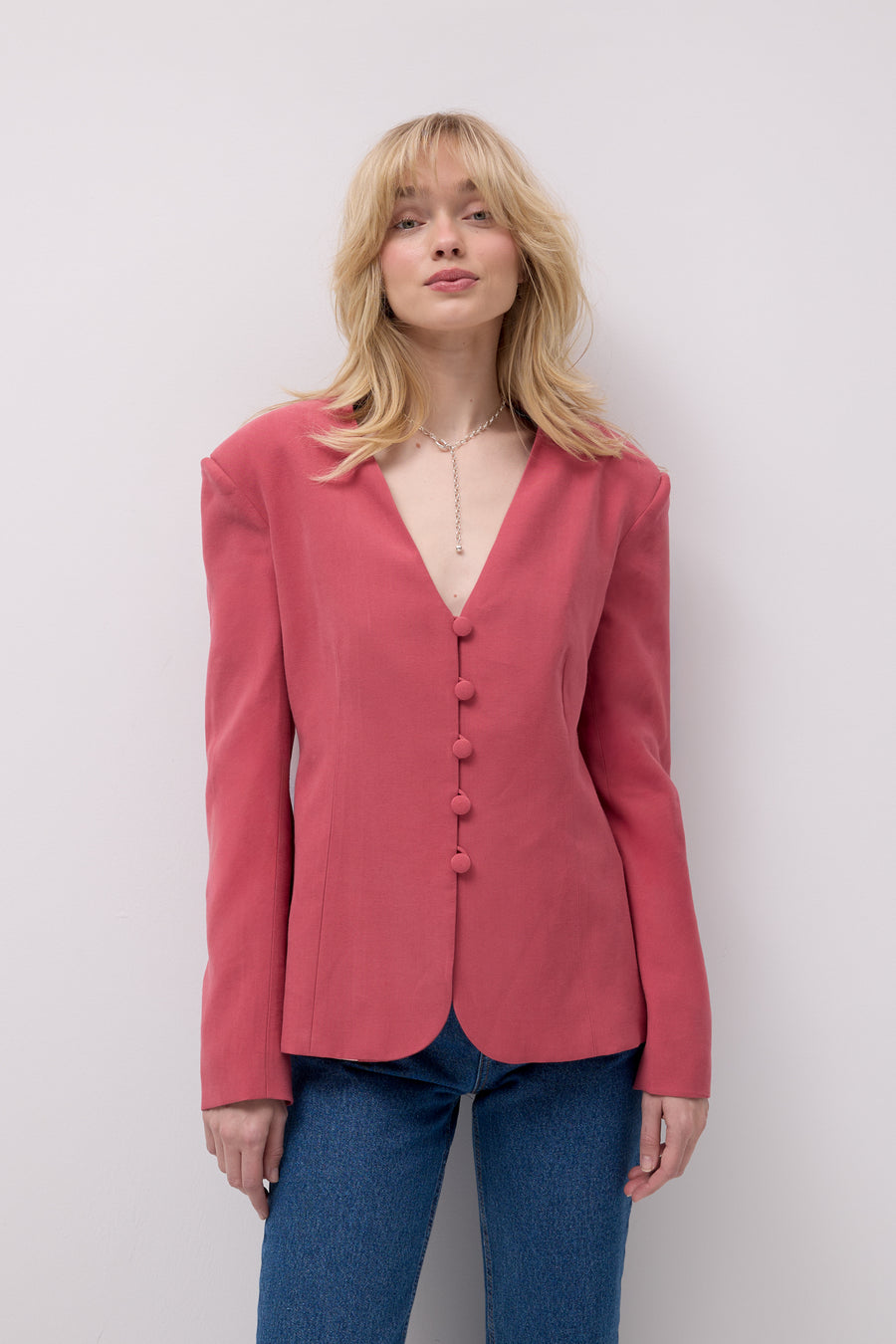 ?The model is 179cm tall and wears size XS?
*Jeans-from-recycled-cotton-05-18-medium-indigo*