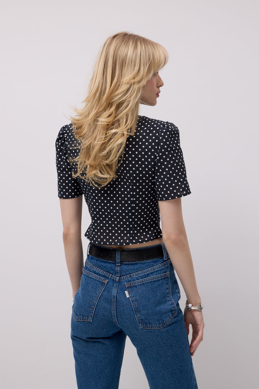 ?The model is 179cm tall and wears size XS?
?Jeans-from-recycled-cotton-05-18-medium-indigo*