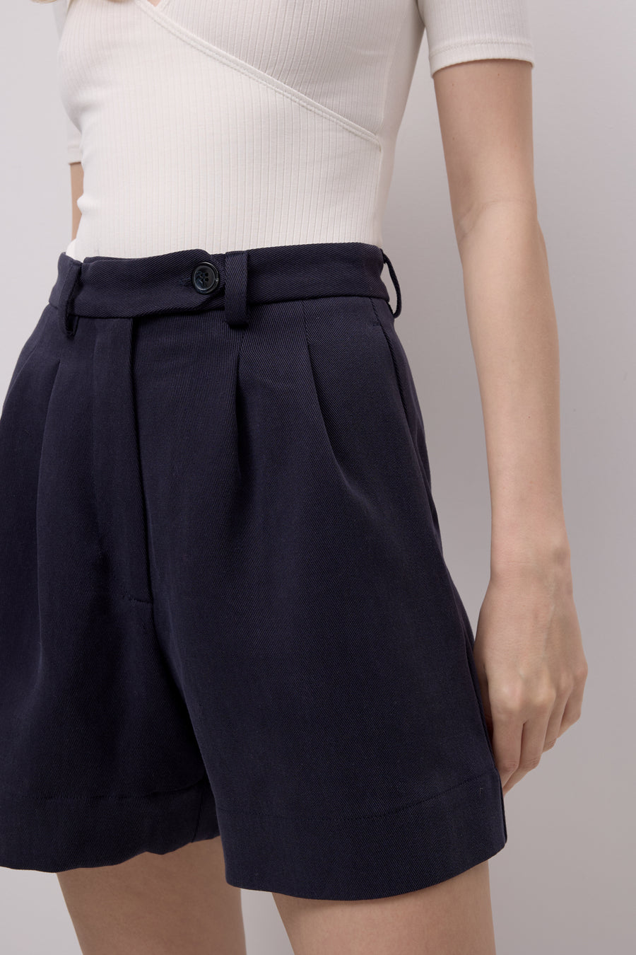 ?The model is 179cm tall and wears size XS?