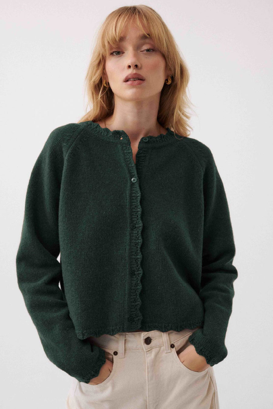 Cardigan in wool / 16 / 15 / vintage green *diagonal-trousers-05-21-unbleached-1*?The model is 179 cm tall and wears size M/L?