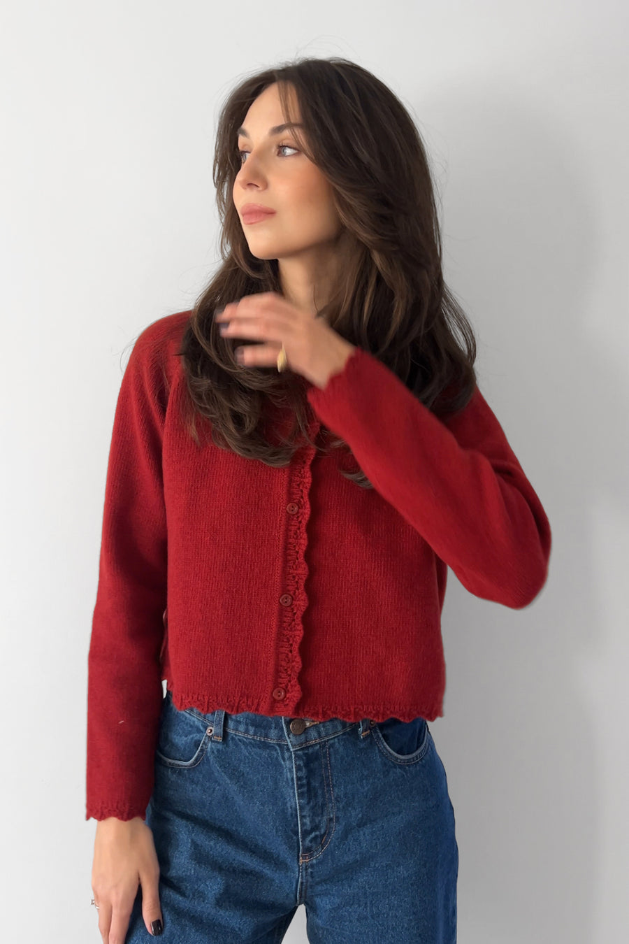 Cardigan in wool / 16 / 15 / cranberry red*jeans-from-recycled-cotton-05-18-medium-indigo*?The model is 178 cm tall and wears size XS/S?