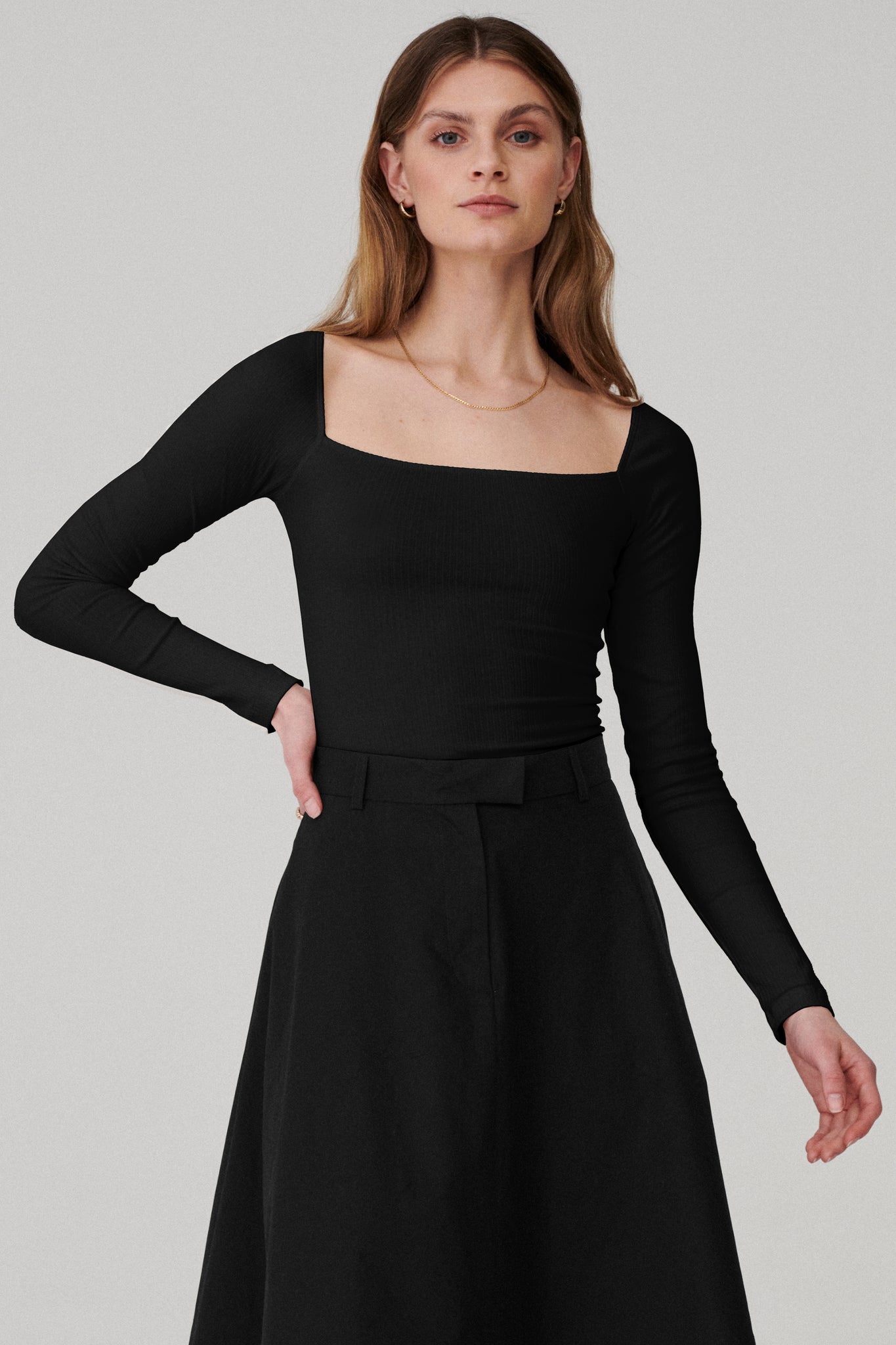 Bodysuit in organic cotton / 01 / 03 / onyx black *skirt-in-organic-cotton-07-06-onyx-black* ?The model is 177 cm high and wears size S?