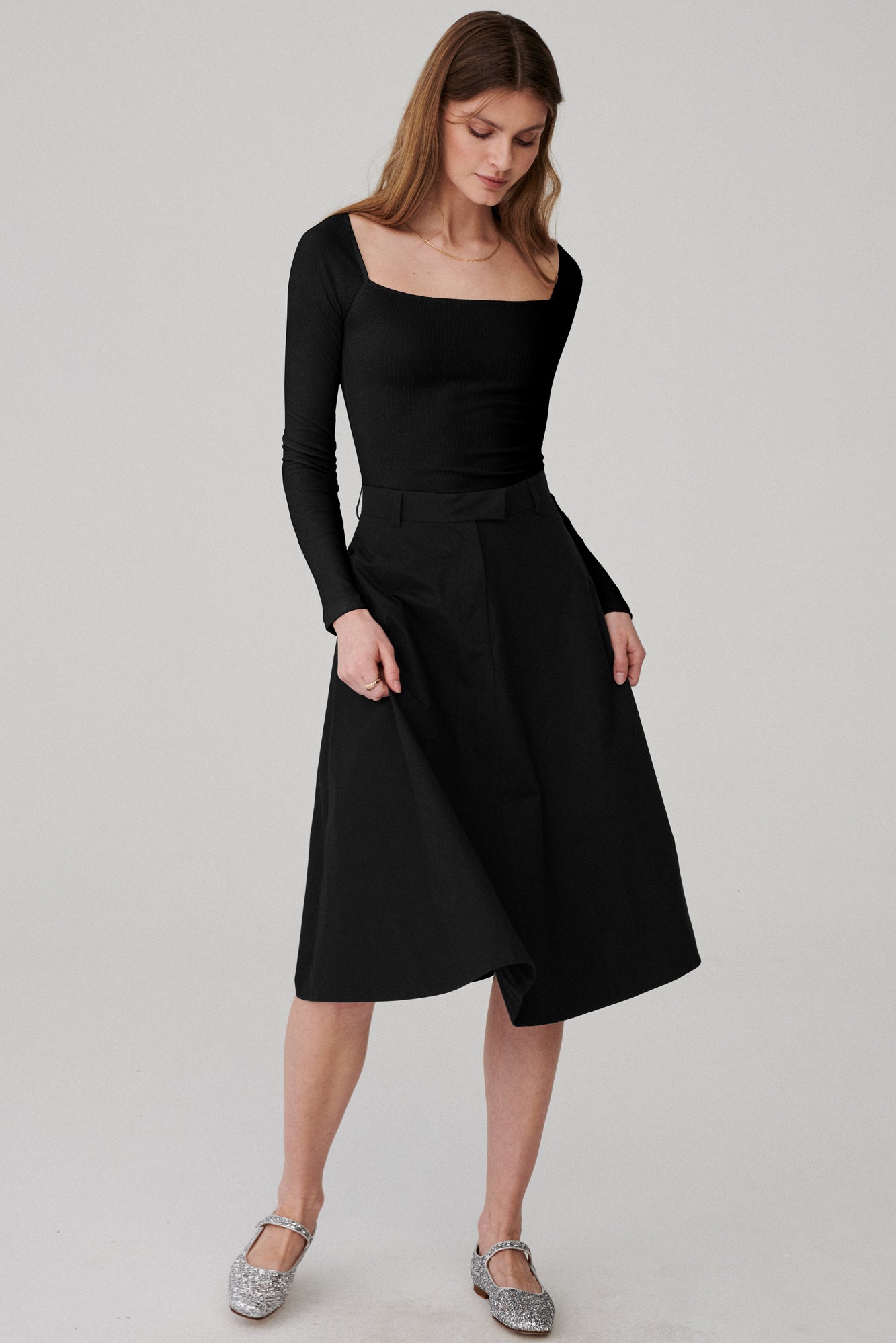 Skirt in organic cotton / 07 / 06 / onyx black *bodysuit-in-organic-cotton-01-03-onyx-black* ?The model is 177 cm high and wears size S?