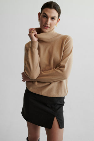 Sweater in merino wool / 16 / 13 / camel ?The model is 178 cm tall and wears size XS/S?