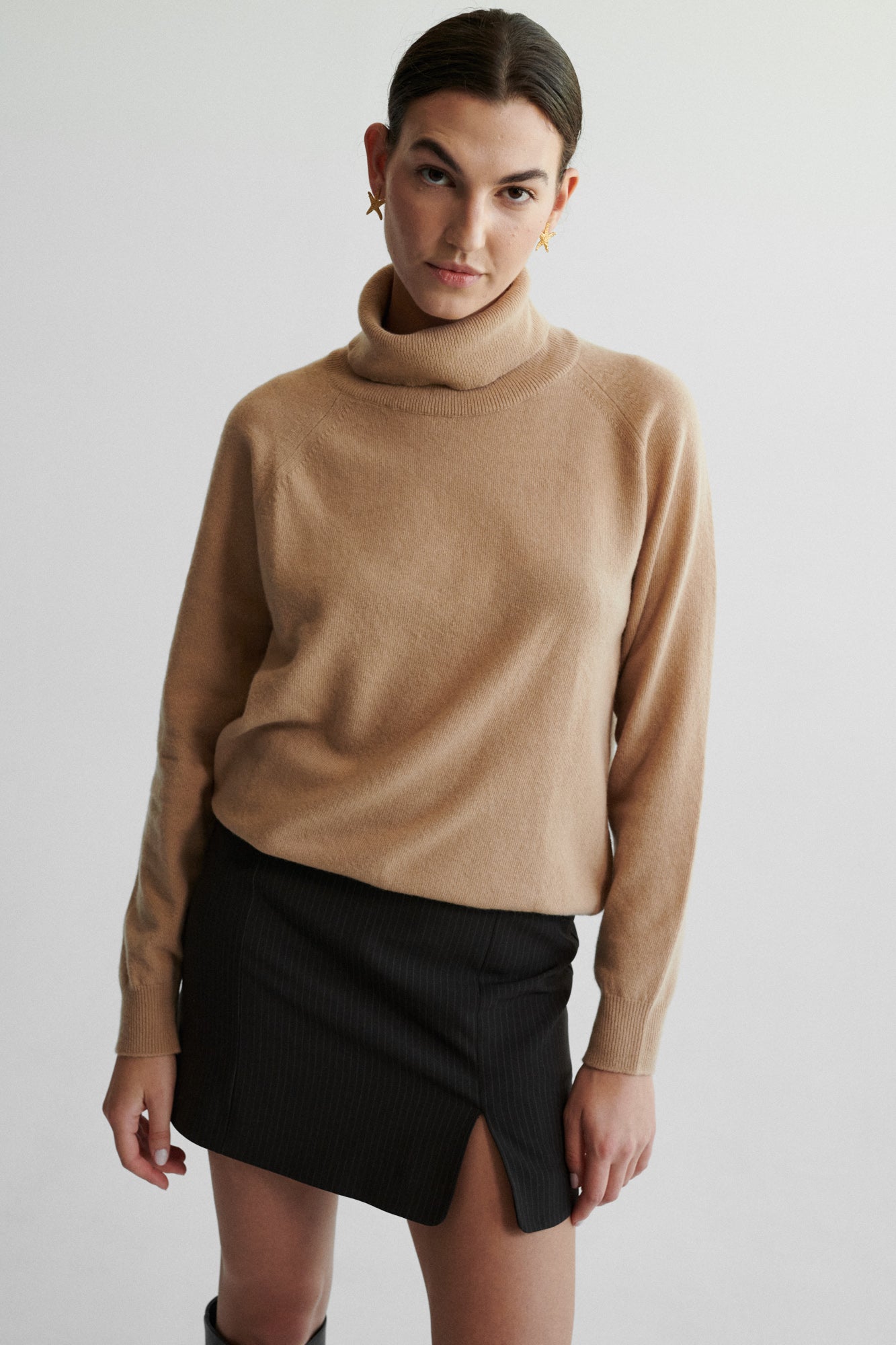 Sweater in merino wool / 16 / 13 / camel ?The model is 178 cm tall and wears size XS/S?