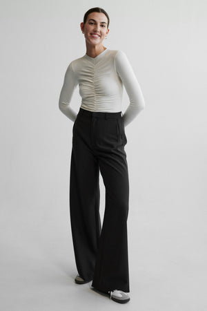 Bodysuit in organic cotton featuring gathered detail / 01 / 37 / cream white *tencel-trousers-05-02-onyx-black* ?The model is 178 cm tall and wears size S?