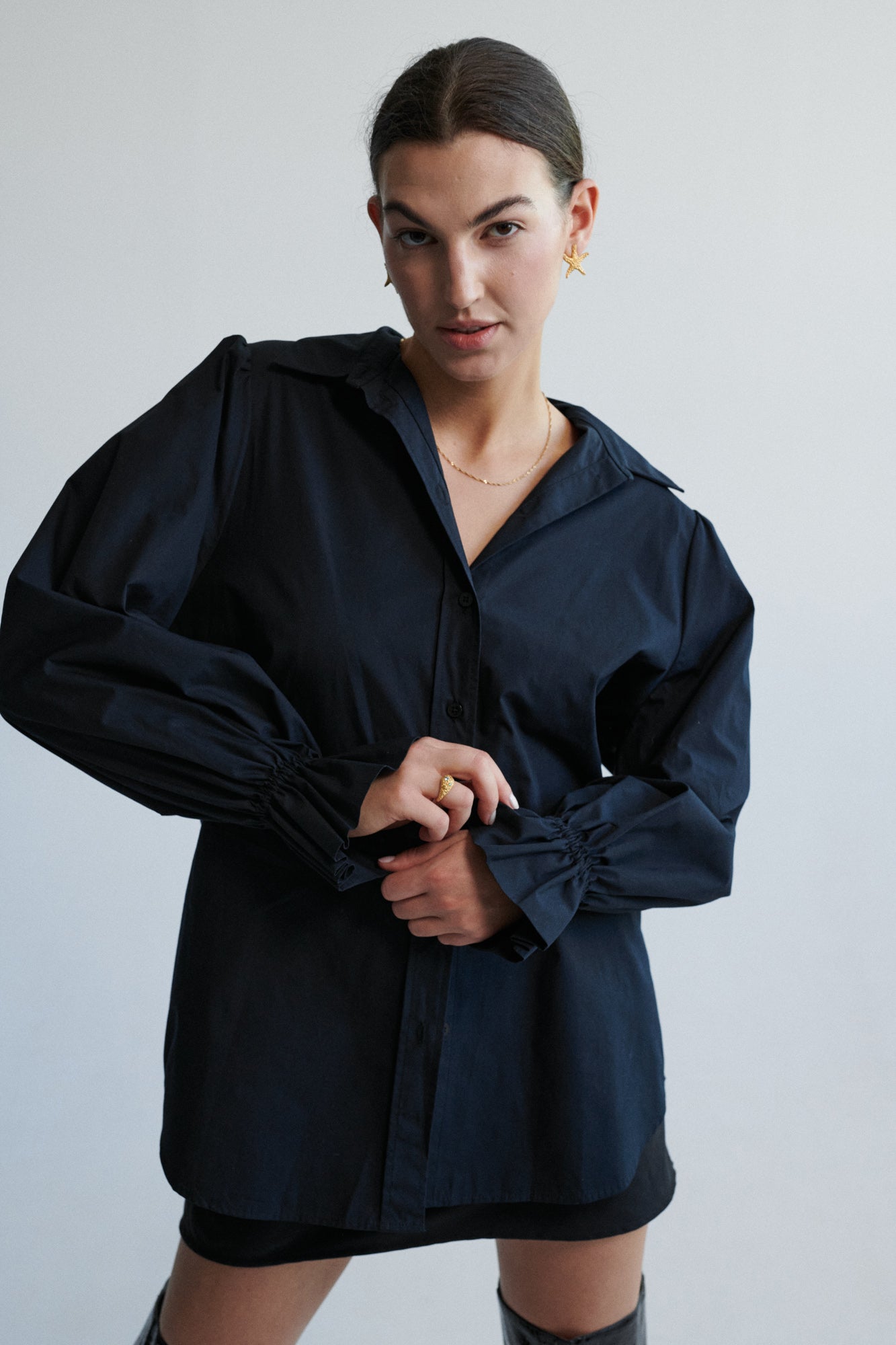Shirt in organic cotton / 12 / 09 / onyx black *skirt-in-tencel-07-07-onyx-black* ?The model is 178cm tall and wears size M/L?