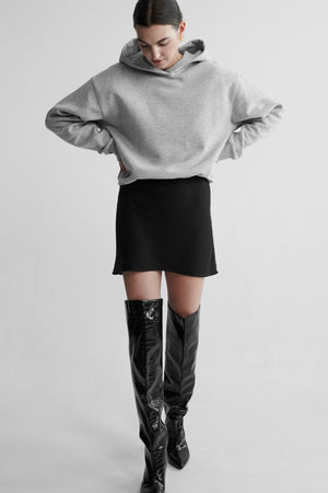 Skirt in Tencel™ / 07 / 07 / onyx black *sweatshirt-in-cotton-17-15-mist-grey* ?The model is 178 cm tall and wears size S?