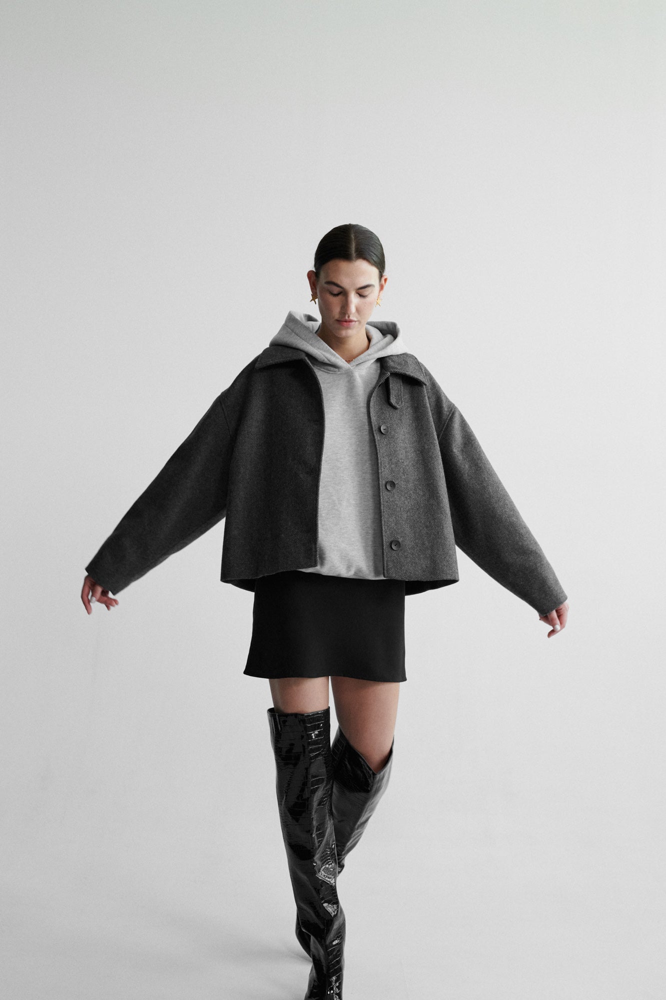 Recycled wool blend jacket / 18 / 08/ stone grey *sweatshirt-in-cotton-17-15-mist-grey, skirt-in-tencel-07-07-onyx-black* ?The model is 178 cm tall and wears size M/L?