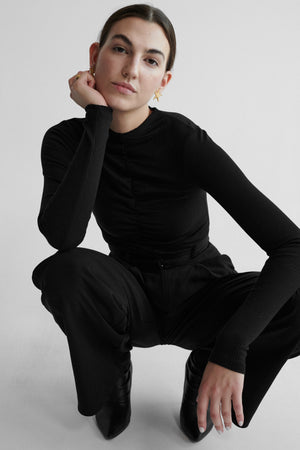 Bodysuit in organic cotton featuring gathered detail / 01 / 16 / onyx black *tencel-trousers-05-02-onyx-black* ?The model is 178 cm tall and wears size S?