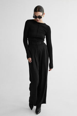 Longsleeve in organic cotton / 14 / 02 / onyx black *tencel-trousers-05-02-onyx-black* ?The model is 178 cm tall and wears size XS?