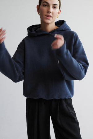 Sweatshirt in cotton / 17 / 15 / volcanid sand *tencel-trousers-05-02-onyx-black* ?The model is 178 cm tall and wears size XS/S?