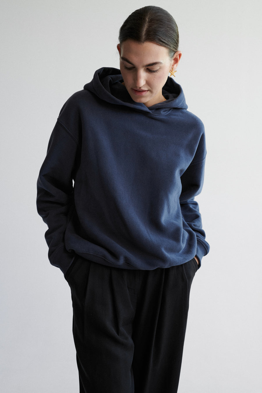 Sweatshirt in cotton / 17 / 15 / volcanid sand *tencel-trousers-05-02-onyx-black* ?The model is 178 cm tall and wears size XS/S?