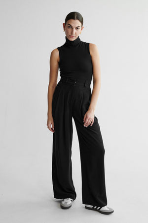 Bodysuit in organic cotton / 01 / 38 / onyx black *tencel-trousers-05-02-onyx-black* ?The model is 178cm tall and wears size S?