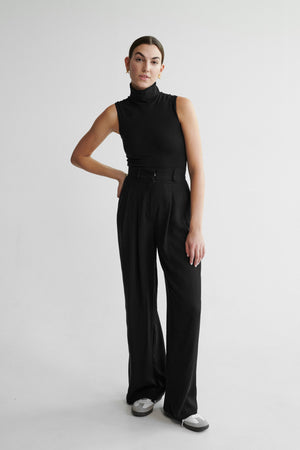 Bodysuit in organic cotton / 01 / 38 / onyx black *tencel-trousers-05-02-onyx-black* ?The model is 178cm tall and wears size S?