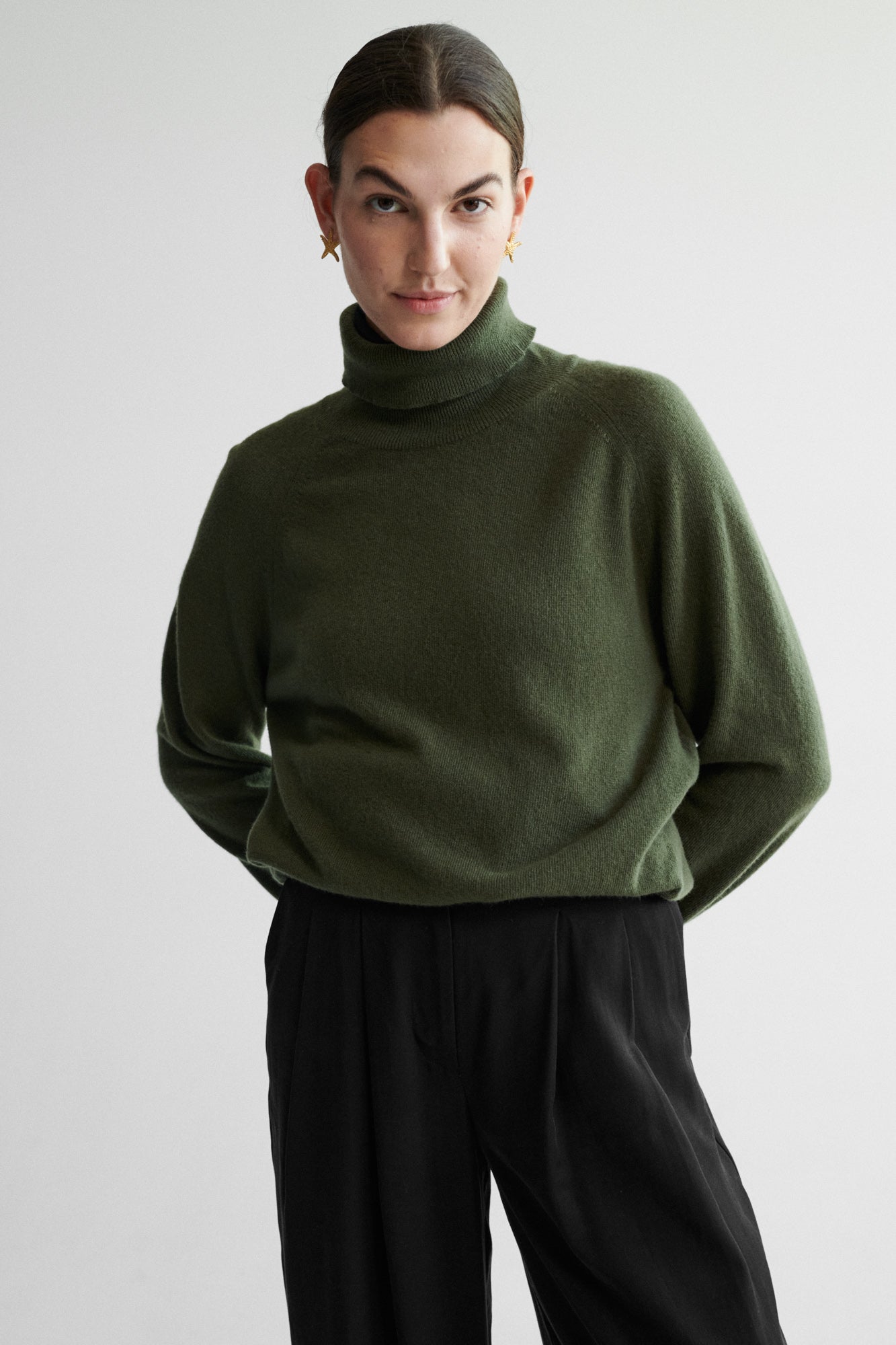 Sweater in merino wool / 16 / 13 / autumn green *tencel-trousers-05-02-onyx-black* ?The model is 178 cm tall and wears size XS/S?