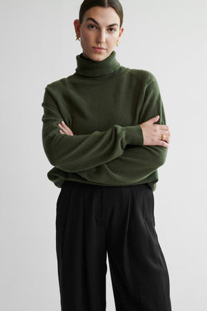 Sweater in merino wool / 16 / 13 / autumn green *tencel-trousers-05-02-onyx-black* ?The model is 178 cm tall and wears size XS/S?