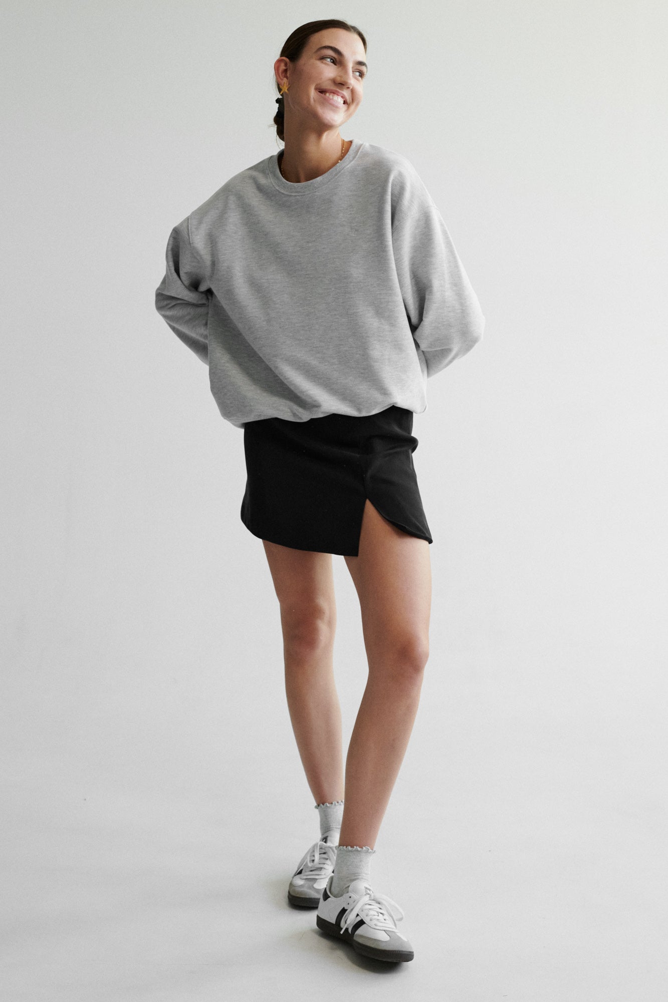 Sweatshirt in cotton / 17 / 16 / mist grey / monogram *fine-tencel-skirt-07-02-onyx-black*?The model is 178 cm tall and wears size XS/S?