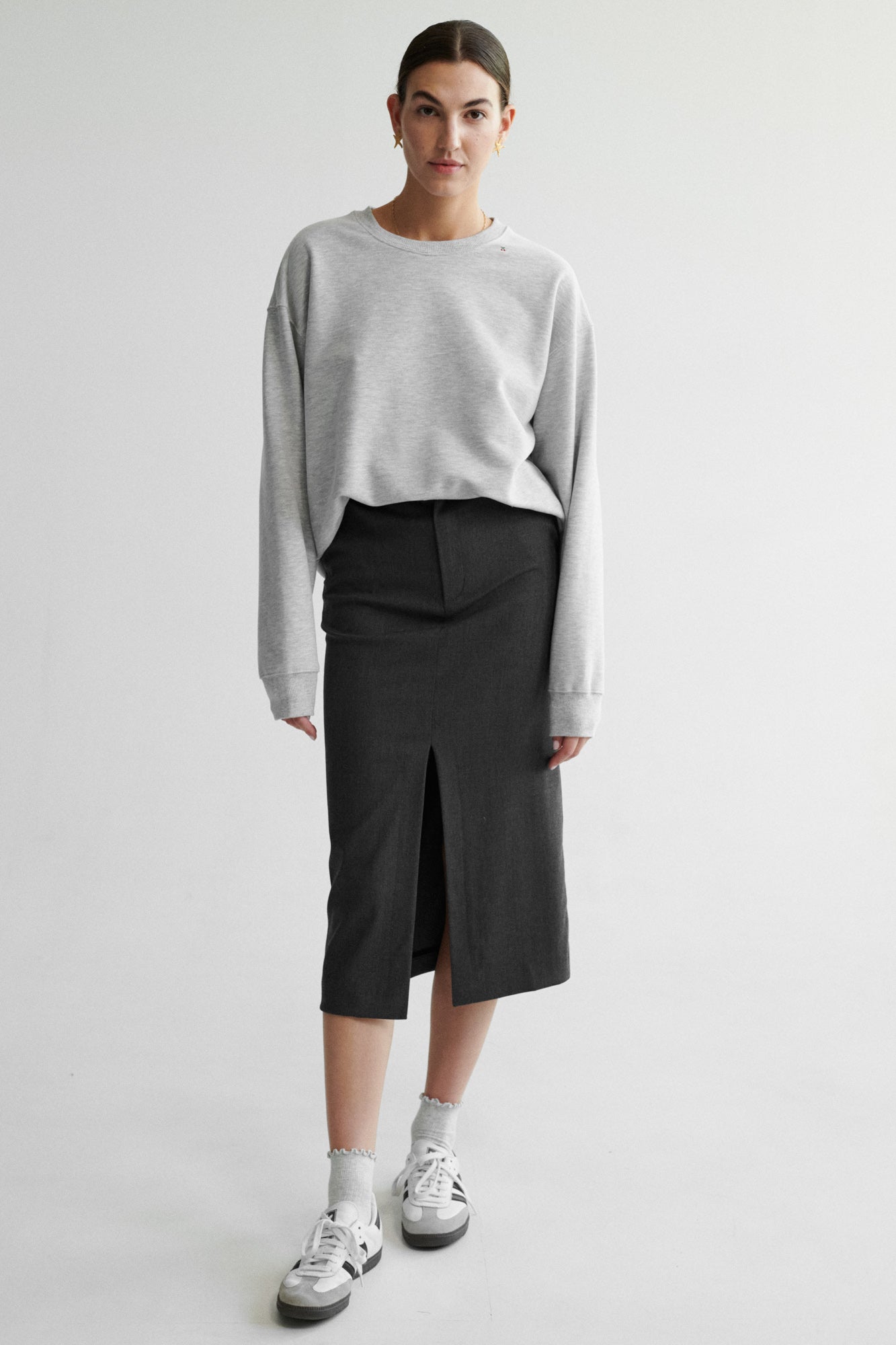 Sweatshirt in cotton / 17 / 16 / mist grey / cherry ?The model is 178 cm tall and wears size XS/S?