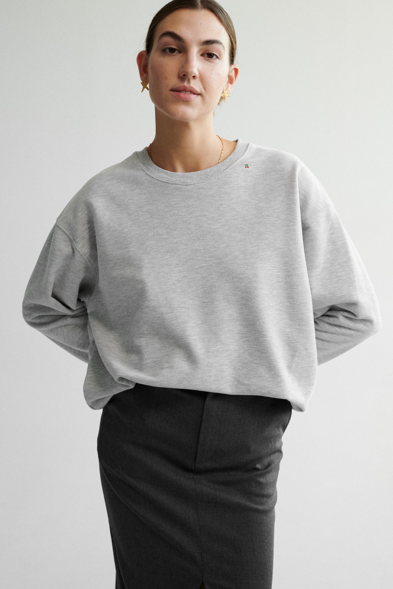 Sweatshirt in cotton / 17 / 16 / mist grey / cherry ?The model is 178 cm tall and wears size XS/S?