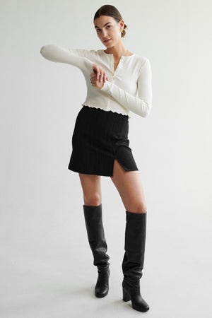 Longsleeve in organic cotton / 14 / 21 / cream white *skirt-in-viscose-and-silk-07-02-modern-black*?The model is 178 cm tall and wears size XS?