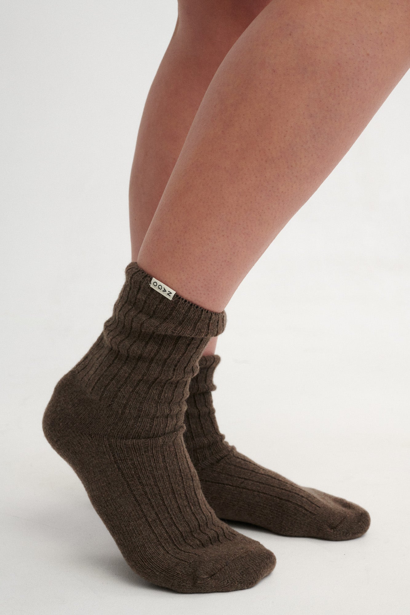Socks in wool blend / calm brown