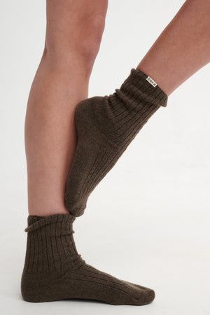 Socks in wool blend / calm brown