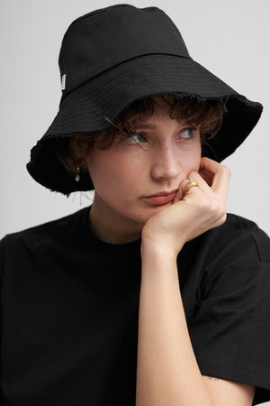 Diagonal bucket hat / 21 / 09 / onyx black