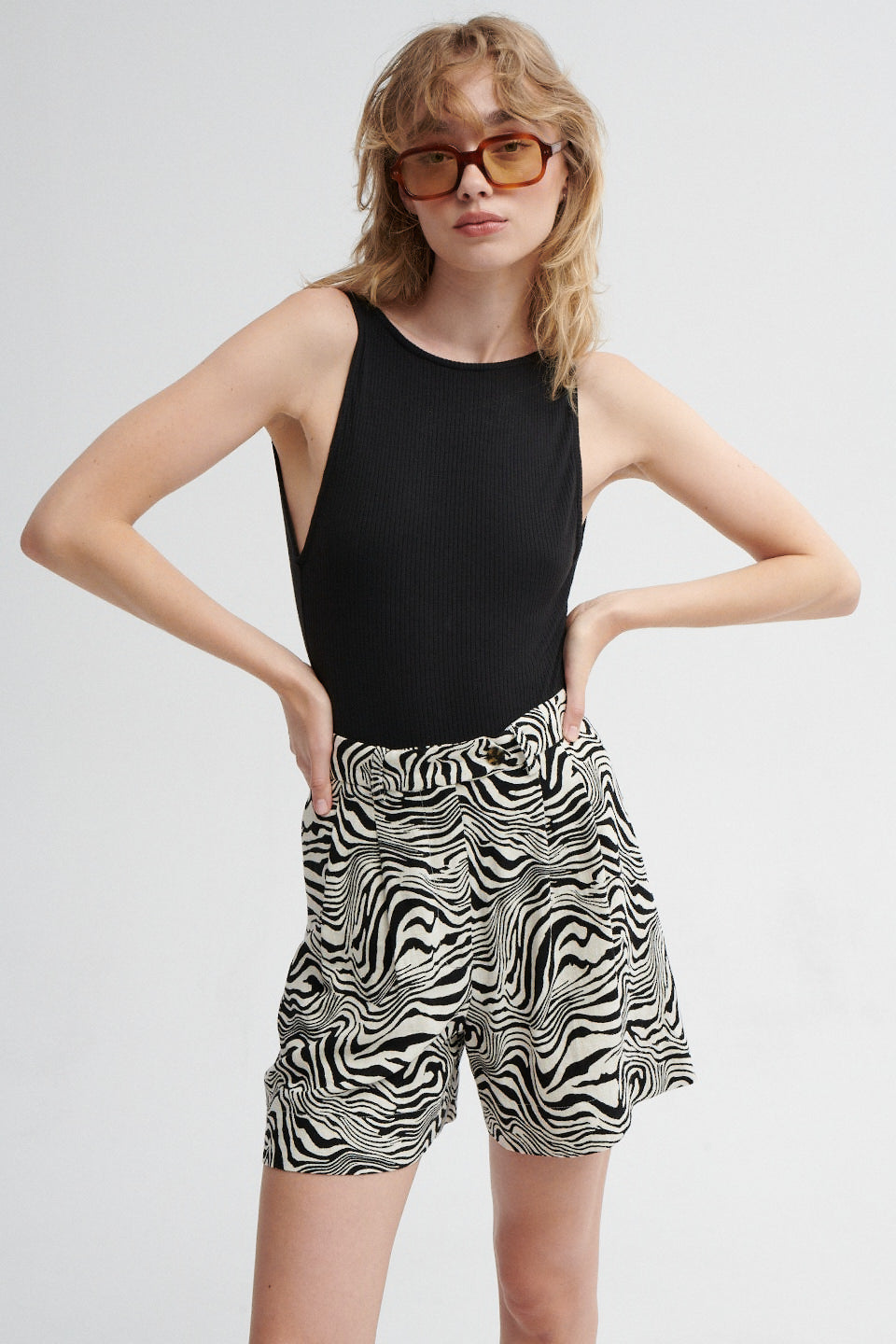 Shorts in viscose & linen blend / 09 / 12 / zebra stripes