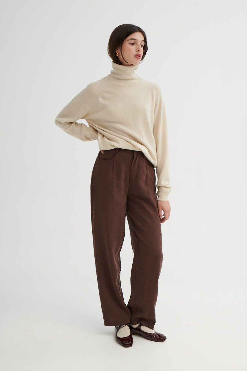 Sweater in merino wool / 16 / 13 / almond milk *modal-trousers-05-19-dark-chocolate* ?The model is 175 cm tall and presents a size M/L?