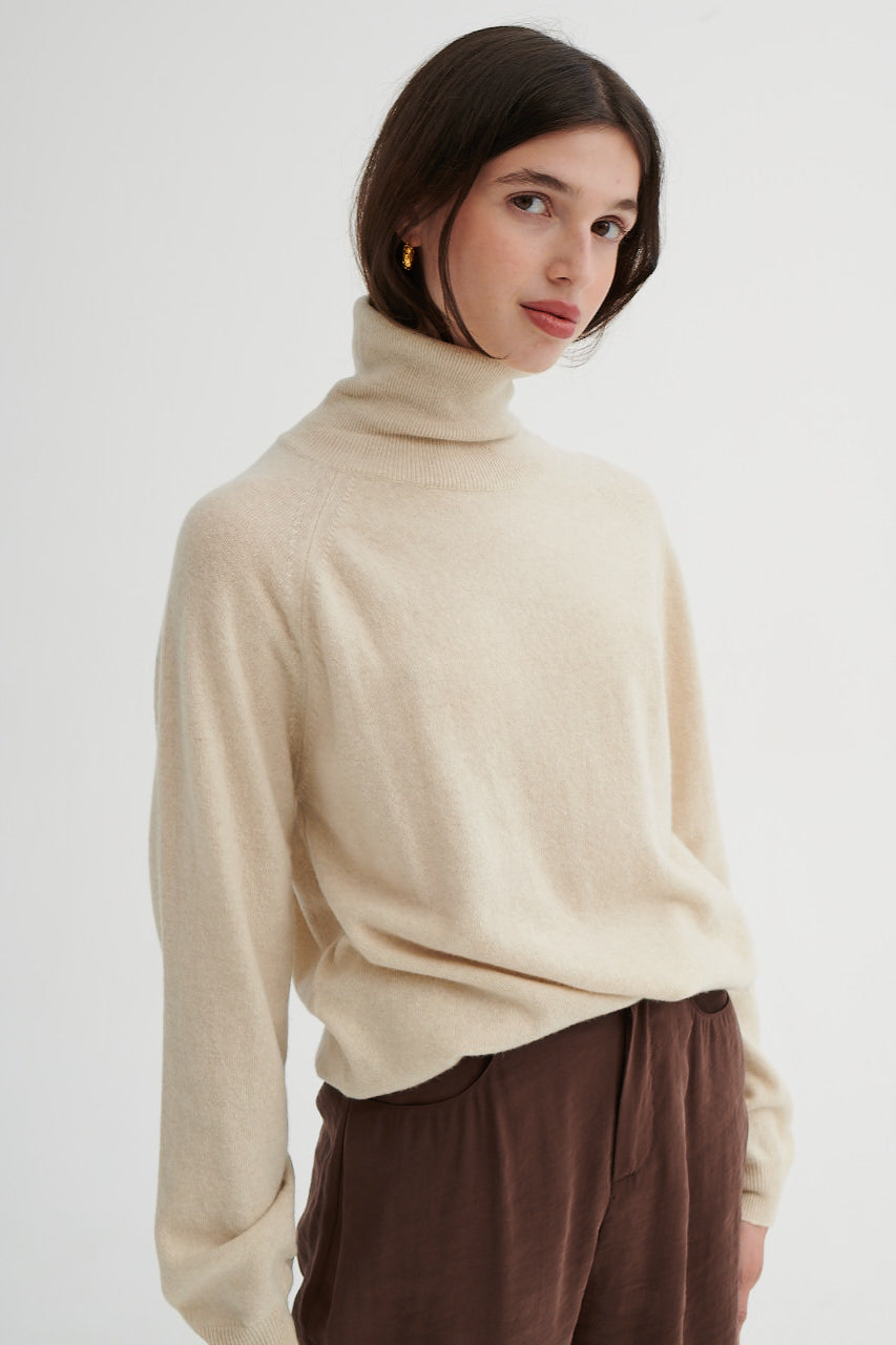 Sweater in merino wool / 16 / 13 / almond milk *modal-trousers-05-19-dark-chocolate* ?The model is 175 cm tall and presents a size M/L?