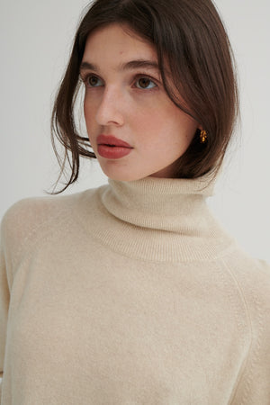 Sweater in merino wool / 16 / 13 / almond milk  ?The model is 175 cm tall and presents a size M/L?