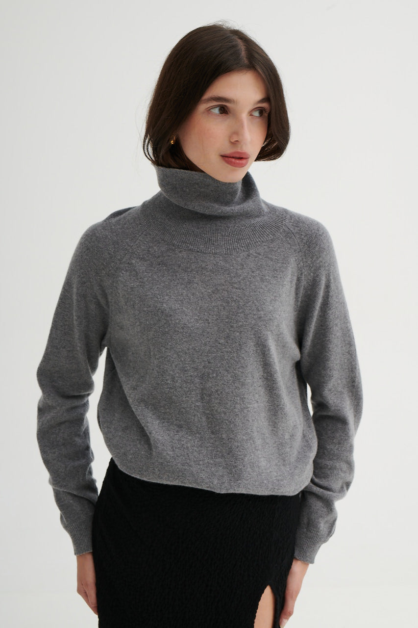 Sweater in merino wool / 16 / 13 / grey stone *viscose-skirt-07-10-onyx-black* ?The model is 175 cm tall and presents a size XS/S?