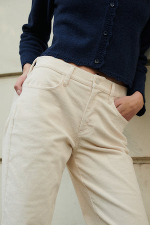 Cotton corduroy trousers / 05 / 20 / cream white ?Model is 180cm tall and wears size M?