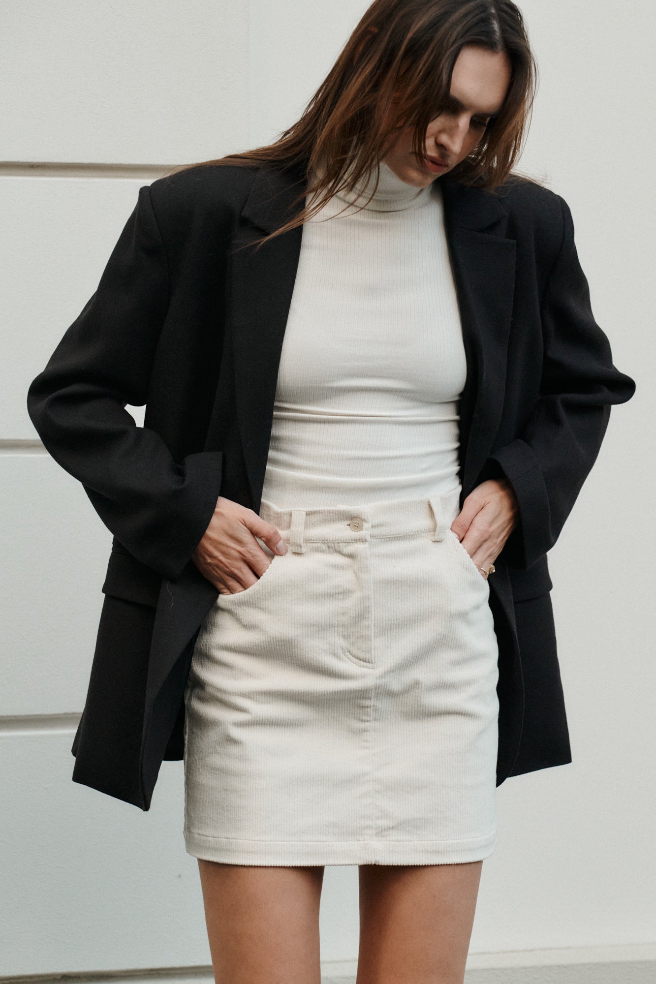 Blazer in virgin wool / 18 / 09 / dark wood *cotton-corduroy-skirt-07-12-cream-white,turtleneck-in-organic-cotton-15-02-cream-white*?Model is 180cm tall and wears size M/L?