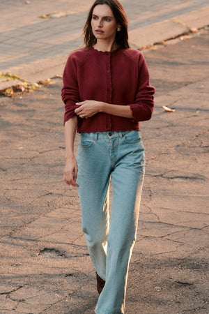 Jeans from recycled cotton / 05 / 18 / light indigo *cardigan-in-wool-16-15-wildberry* ?Model is 180cm tall and wears size S?
