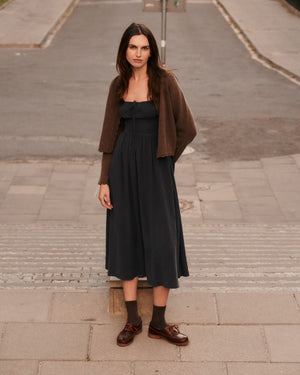 Cardigan in wool / 16 / 15 / calm brown *dress-in-modal-03-23-volcanic-sand* ?Model is 180cm tall and wears size XS/S?