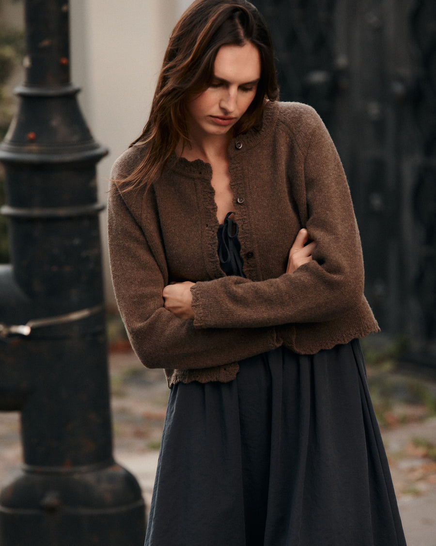 Cardigan in wool / 16 / 15 / calm brown *dress-in-modal-03-23-volcanic-sand* ?Model is 180cm tall and wears size XS/S?