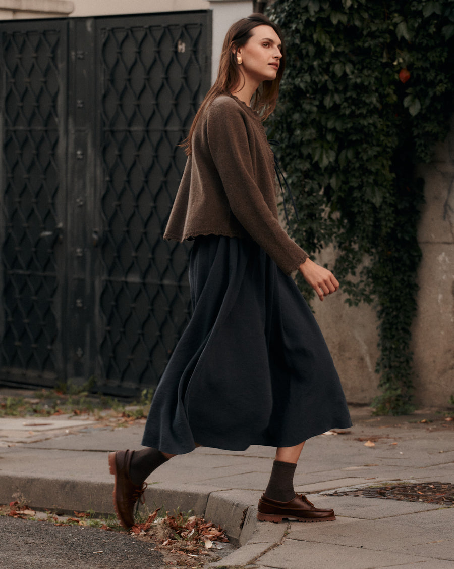 Cardigan in wool / 16 / 15 / calm brown *dress-in-modal-03-23-volcanic-sand* ?Model is 180cm tall and wears size XS/S?