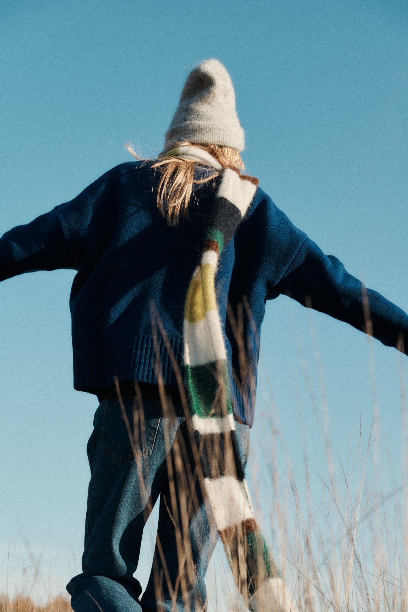 Beanie in mohair & alpaca blend / 21 / 15 / mist grey *turtleneck-in-wool-16-16-dark-indigo,jeans-from-recycled-cotton-05-18-medium-indigo,scarf-in-mohair-alpaca-blend-21-15-retro-stripes*