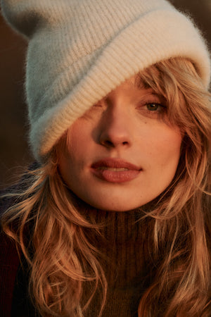 Beanie in mohair & alpaca blend / 21 / 15 / cream white *turtleneck-in-wool-16-16-calm-brown*