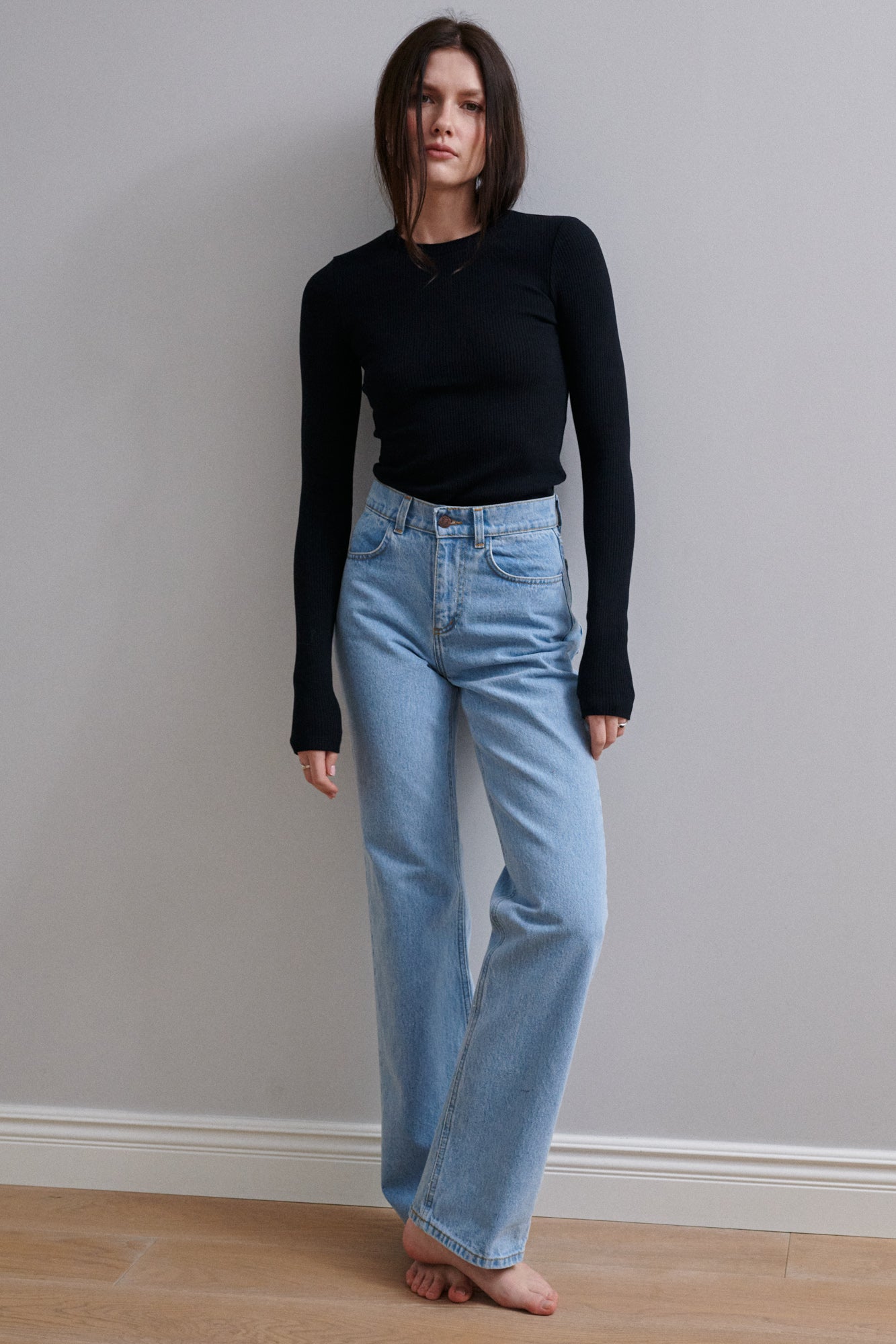 Longsleeve in organic cotton / 14 / 23 / onyx black *jeans-from-recycled-cotton-05-18-light-indigo*?The model is 176 cm tall and is wearing size XS?