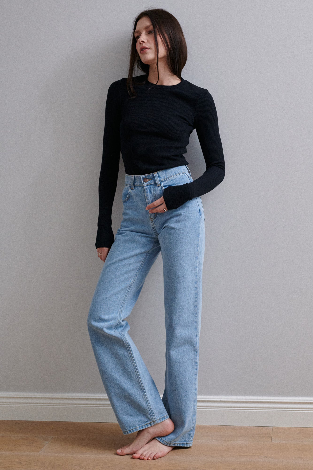 Longsleeve in organic cotton / 14 / 23 / onyx black *jeans-from-recycled-cotton-05-18-light-indigo*?The model is 176 cm tall and is wearing size XS?