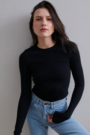 Longsleeve in organic cotton / 14 / 23 / onyx black *jeans-from-recycled-cotton-05-18-light-indigo*?The model is 176 cm tall and is wearing size XS?