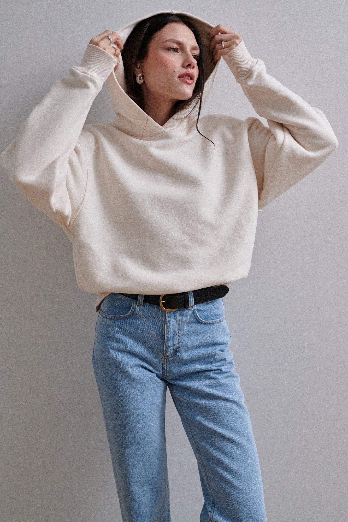 Sweatshirt in organic cotton / 17 / 15 / cream white *jeans-from-recycled-cotton-05-18-light-indigo* ?The model is 176 cm tall and is wearing size XS/S?